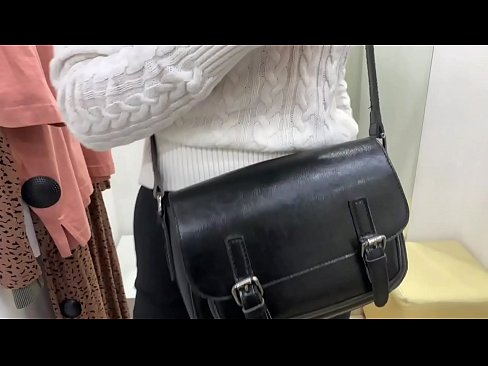 ❤️ Јавна мастурбација младе кучке ФералБерри са дилдом у соби за мерење ❤ Прелеп порно код нас ❌❤